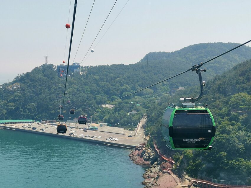 【韓國釜山景點】松島天空步道海上覽車│一秒變身月亮公主│浪漫氛圍指數破表│瓶中信造景│白色膠囊立體式螺旋美拍牆 - 旅遊夜市趴趴走