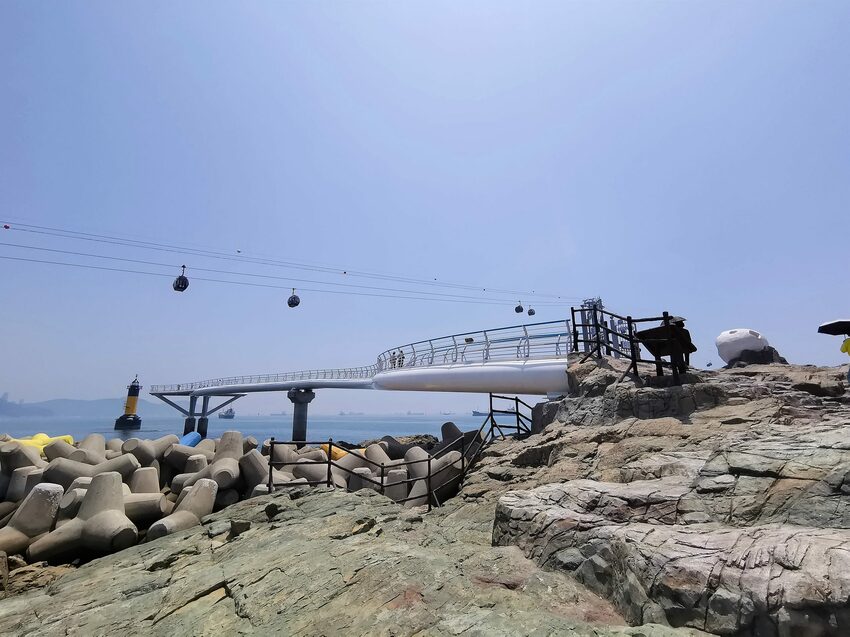【韓國釜山景點】松島天空步道海上覽車│一秒變身月亮公主│浪漫氛圍指數破表│瓶中信造景│白色膠囊立體式螺旋美拍牆 - 旅遊夜市趴趴走