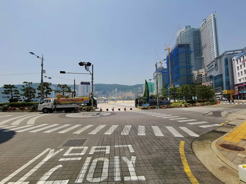 【韓國釜山景點】松島天空步道海上覽車│一秒變身月亮公主│浪漫氛圍指數破表│瓶中信造景│白色膠囊立體式螺旋美拍牆 - 旅遊夜市趴趴走