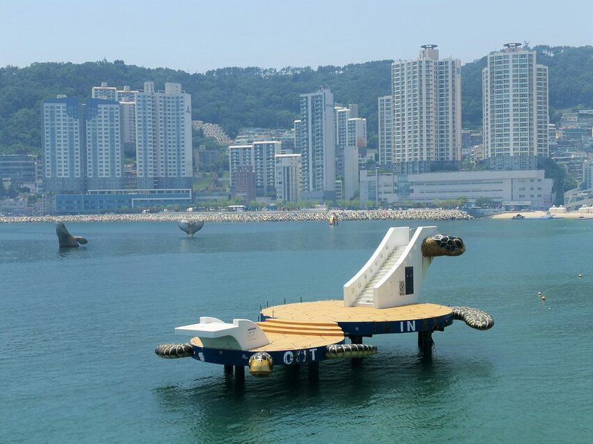 【韓國釜山景點】松島天空步道海上覽車│一秒變身月亮公主│浪漫氛圍指數破表│瓶中信造景│白色膠囊立體式螺旋美拍牆 - 旅遊夜市趴趴走