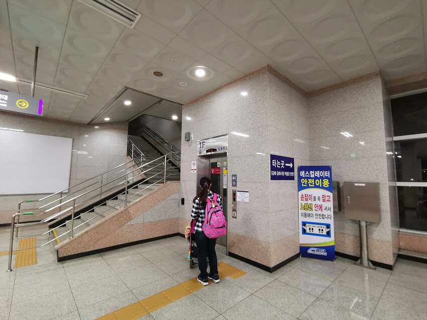 【韓國釜山金海機場到市區交通】如何儲值TMoney交通卡│輕軌轉搭地鐵到西面和南浦洞市區一點都不難 - 旅遊夜市趴趴走