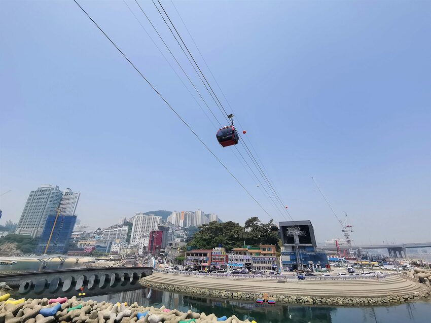 【韓國釜山景點】松島天空步道海上覽車│一秒變身月亮公主│浪漫氛圍指數破表│瓶中信造景│白色膠囊立體式螺旋美拍牆 - 旅遊夜市趴趴走