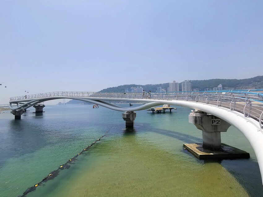 【韓國釜山景點】松島天空步道海上覽車│一秒變身月亮公主│浪漫氛圍指數破表│瓶中信造景│白色膠囊立體式螺旋美拍牆 - 旅遊夜市趴趴走