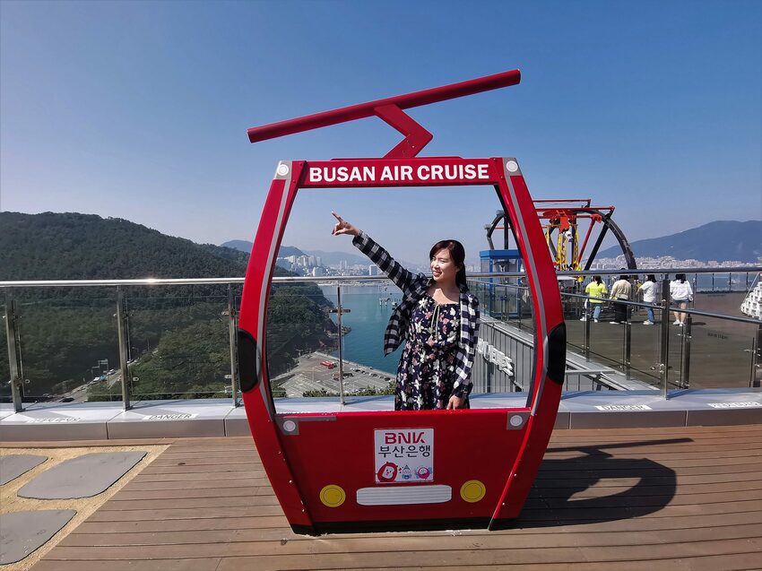 【韓國釜山景點】松島天空步道海上覽車│一秒變身月亮公主│浪漫氛圍指數破表│瓶中信造景│白色膠囊立體式螺旋美拍牆 - 旅遊夜市趴趴走