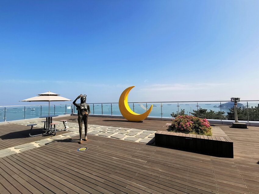 【韓國釜山景點】松島天空步道海上覽車│一秒變身月亮公主│浪漫氛圍指數破表│瓶中信造景│白色膠囊立體式螺旋美拍牆 - 旅遊夜市趴趴走