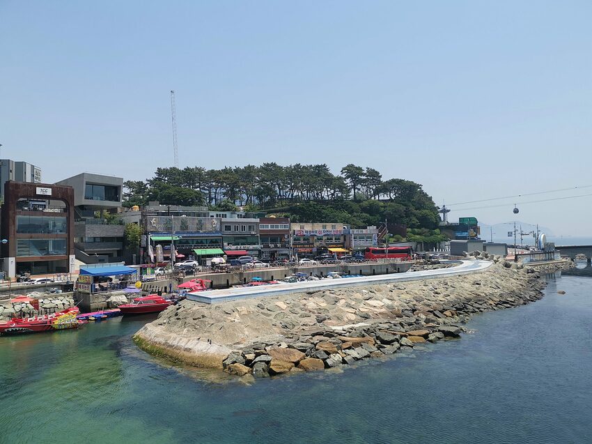 【韓國釜山景點】松島天空步道海上覽車│一秒變身月亮公主│浪漫氛圍指數破表│瓶中信造景│白色膠囊立體式螺旋美拍牆 - 旅遊夜市趴趴走