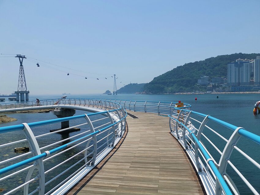 【韓國釜山景點】松島天空步道海上覽車│一秒變身月亮公主│浪漫氛圍指數破表│瓶中信造景│白色膠囊立體式螺旋美拍牆 - 旅遊夜市趴趴走