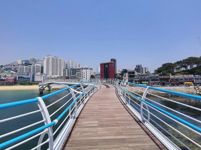 【韓國釜山景點】松島天空步道海上覽車│一秒變身月亮公主│浪漫氛圍指數破表│瓶中信造景│白色膠囊立體式螺旋美拍牆 - 旅遊夜市趴趴走