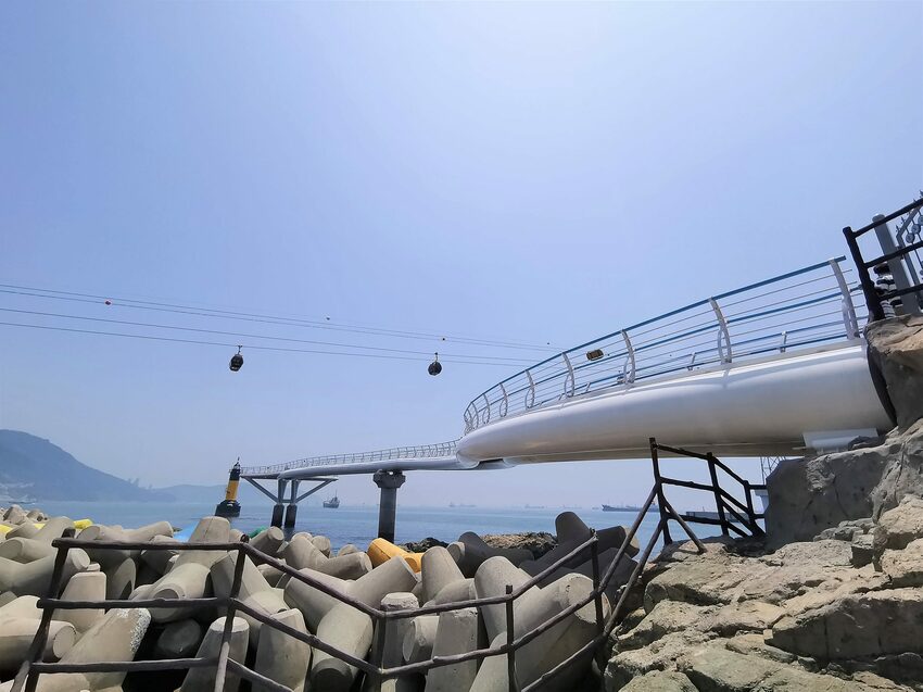 【韓國釜山景點】松島天空步道海上覽車│一秒變身月亮公主│浪漫氛圍指數破表│瓶中信造景│白色膠囊立體式螺旋美拍牆 - 旅遊夜市趴趴走