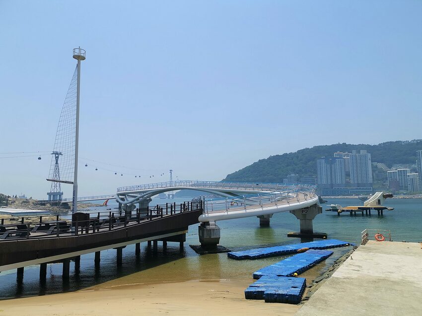 【韓國釜山景點】松島天空步道海上覽車│一秒變身月亮公主│浪漫氛圍指數破表│瓶中信造景│白色膠囊立體式螺旋美拍牆 - 旅遊夜市趴趴走