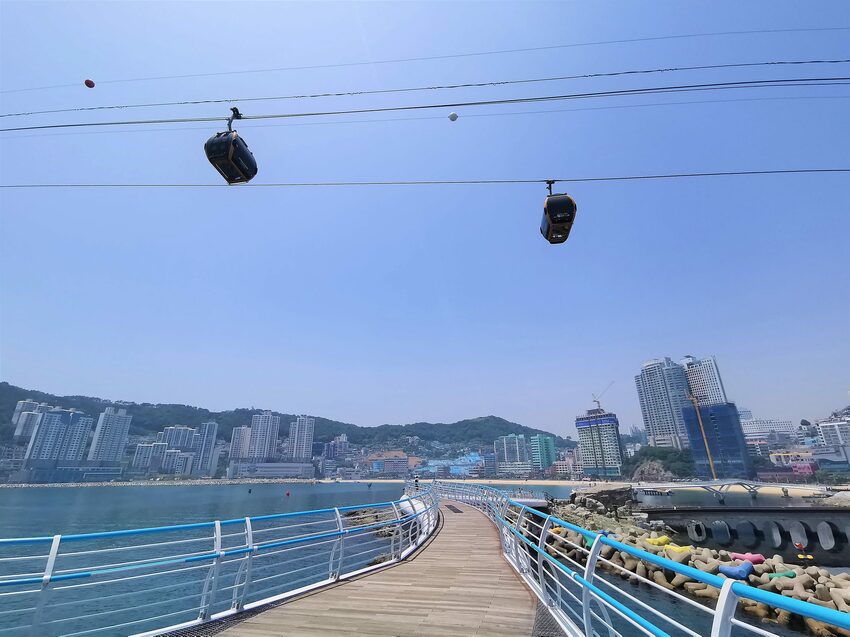 【韓國釜山景點】松島天空步道海上覽車│一秒變身月亮公主│浪漫氛圍指數破表│瓶中信造景│白色膠囊立體式螺旋美拍牆 - 旅遊夜市趴趴走