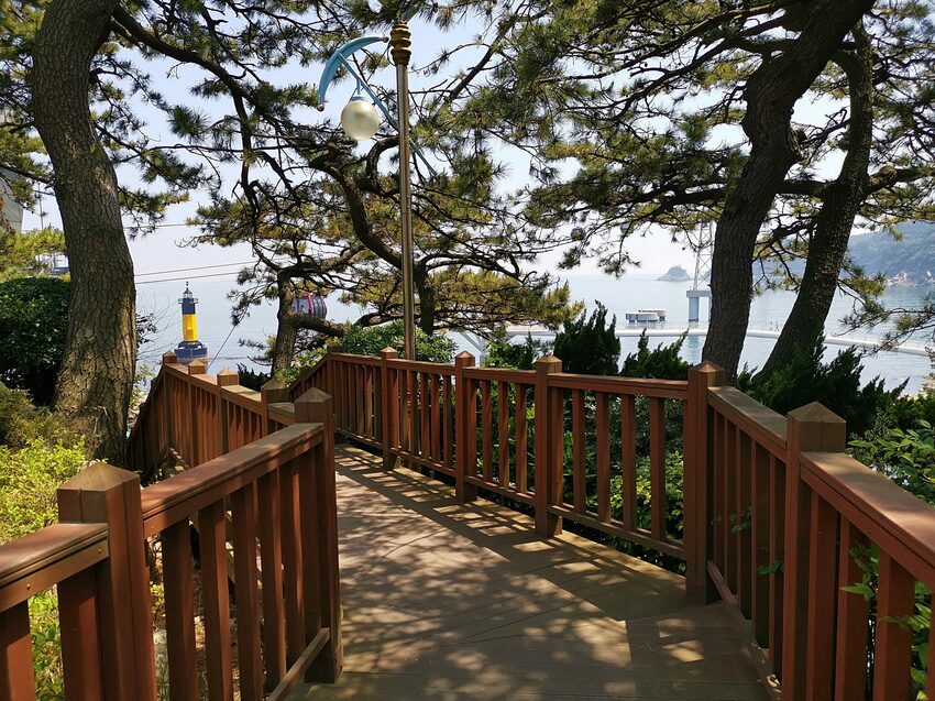 【韓國釜山景點】松島天空步道海上覽車│一秒變身月亮公主│浪漫氛圍指數破表│瓶中信造景│白色膠囊立體式螺旋美拍牆 - 旅遊夜市趴趴走