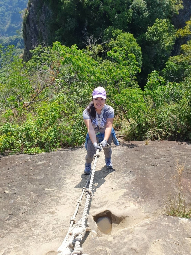 【新北.三峽】五寮尖北部三大岩場之一。克服懼高症最佳挑戰。30公尺峭壁沿路不斷拉繩攀爬+超美稜線