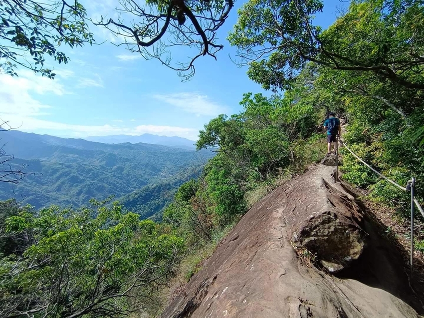 【新北.三峽】五寮尖北部三大岩場之一。克服懼高症最佳挑戰。30公尺峭壁沿路不斷拉繩攀爬+超美稜線