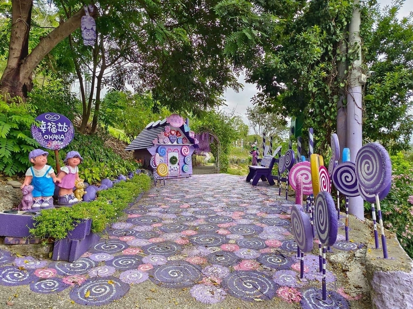 【苗栗.西湖】噢哈娜咖啡屋。夢幻紫色國度紫藤花道+飛天紫傘閨密寫真最佳拍攝地點