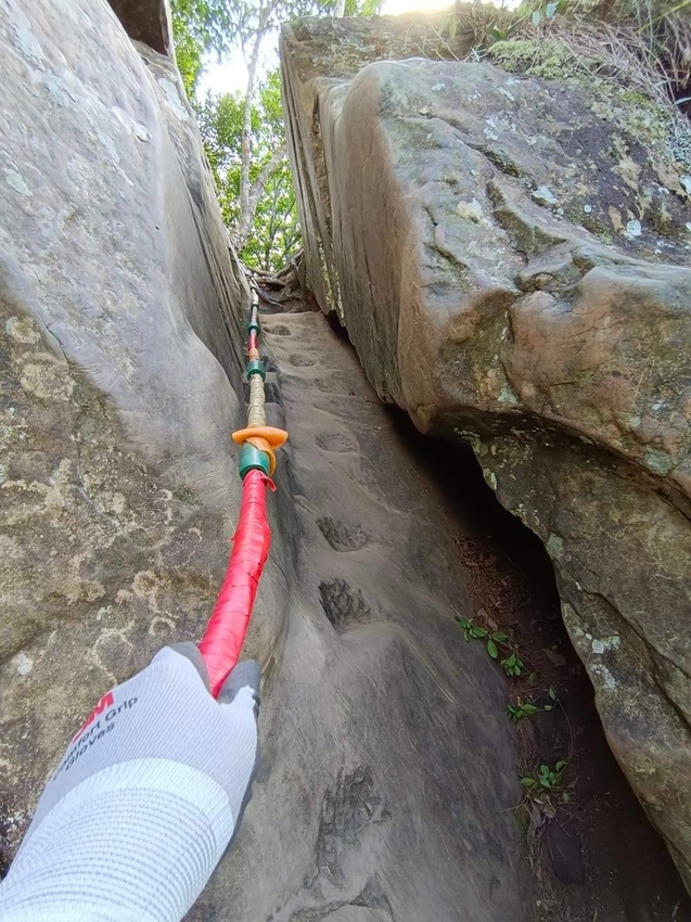 【新北.三峽】五寮尖北部三大岩場之一。克服懼高症最佳挑戰。30公尺峭壁沿路不斷拉繩攀爬+超美稜線