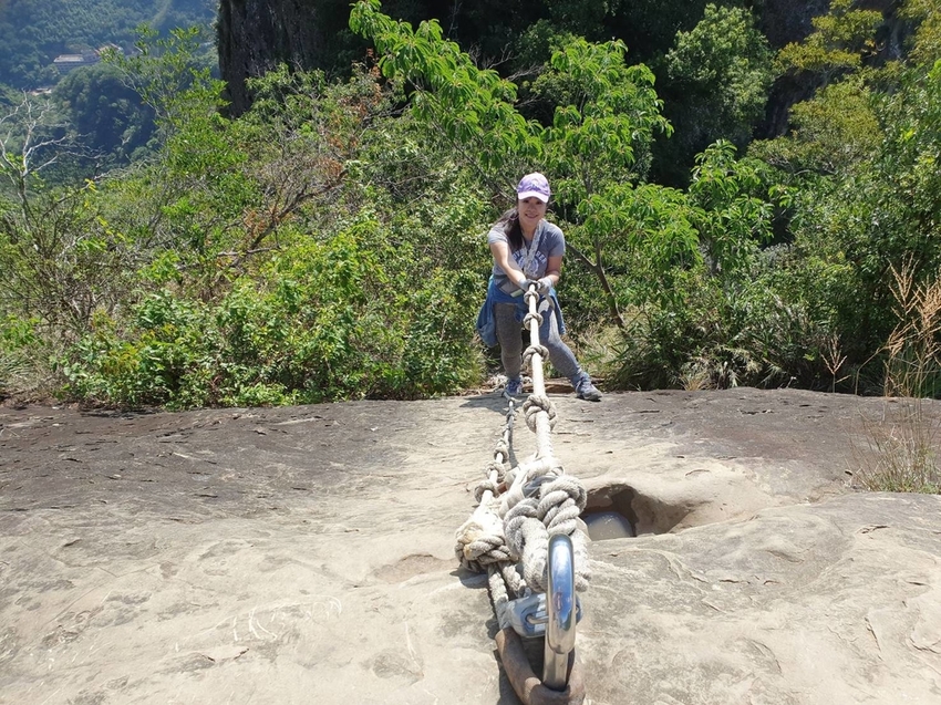 【新北.三峽】五寮尖北部三大岩場之一。克服懼高症最佳挑戰。30公尺峭壁沿路不斷拉繩攀爬+超美稜線