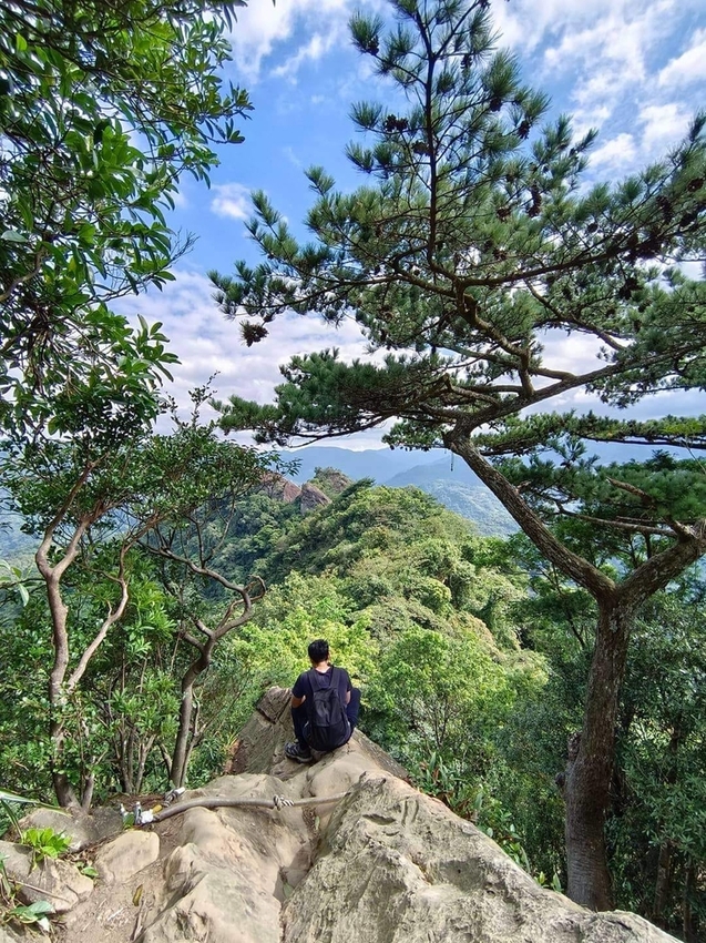 【新北.三峽】五寮尖北部三大岩場之一。克服懼高症最佳挑戰。30公尺峭壁沿路不斷拉繩攀爬+超美稜線