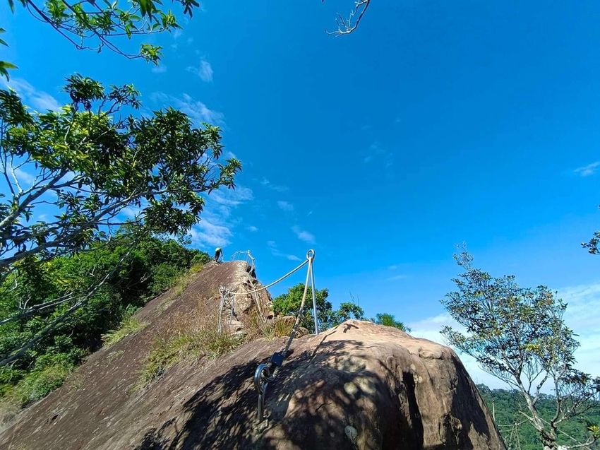 【新北.三峽】五寮尖北部三大岩場之一。克服懼高症最佳挑戰。30公尺峭壁沿路不斷拉繩攀爬+超美稜線