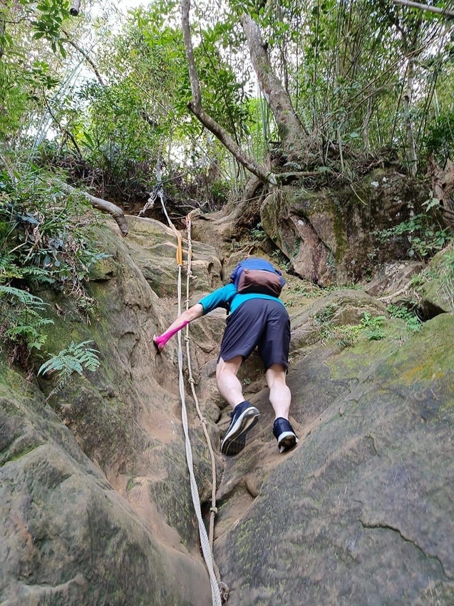 【新北.三峽】五寮尖北部三大岩場之一。克服懼高症最佳挑戰。30公尺峭壁沿路不斷拉繩攀爬+超美稜線