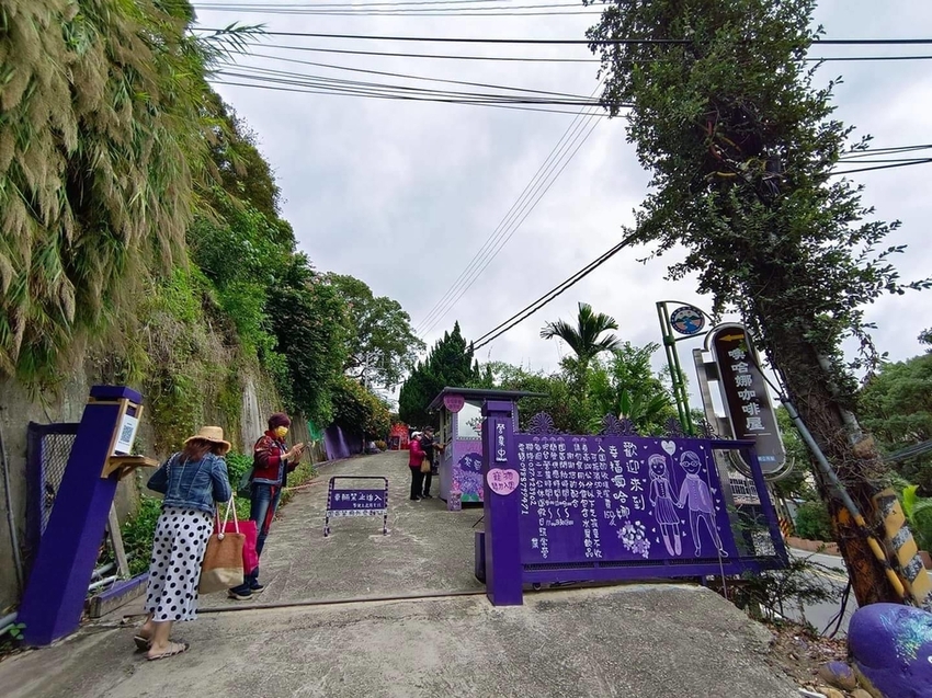 【苗栗.西湖】噢哈娜咖啡屋。夢幻紫色國度紫藤花道+飛天紫傘閨密寫真最佳拍攝地點