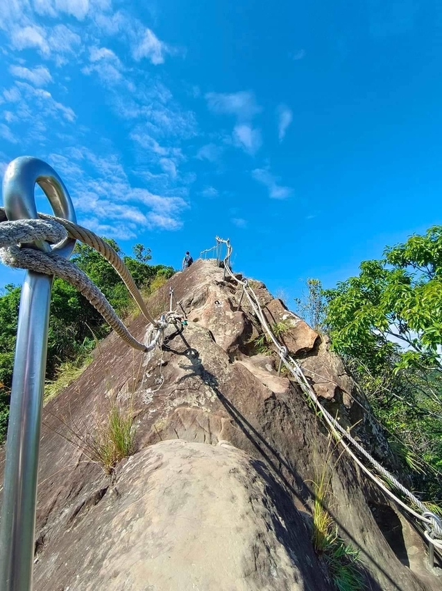 【新北.三峽】五寮尖北部三大岩場之一。克服懼高症最佳挑戰。30公尺峭壁沿路不斷拉繩攀爬+超美稜線