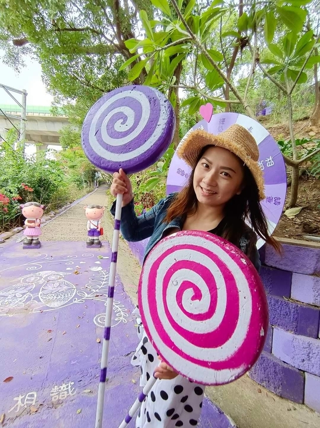 【苗栗.西湖】噢哈娜咖啡屋。夢幻紫色國度紫藤花道+飛天紫傘閨密寫真最佳拍攝地點