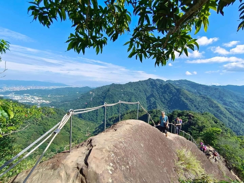 【新北.三峽】五寮尖北部三大岩場之一。克服懼高症最佳挑戰。30公尺峭壁沿路不斷拉繩攀爬+超美稜線