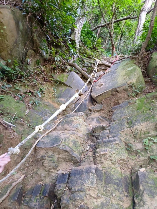 【新北.三峽】五寮尖北部三大岩場之一。克服懼高症最佳挑戰。30公尺峭壁沿路不斷拉繩攀爬+超美稜線