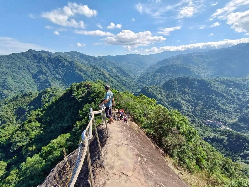 【新北.三峽】五寮尖北部三大岩場之一。克服懼高症最佳挑戰。30公尺峭壁沿路不斷拉繩攀爬+超美稜線