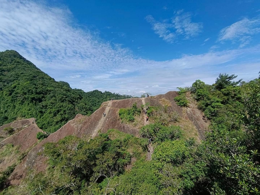 【新北.三峽】五寮尖北部三大岩場之一。克服懼高症最佳挑戰。30公尺峭壁沿路不斷拉繩攀爬+超美稜線