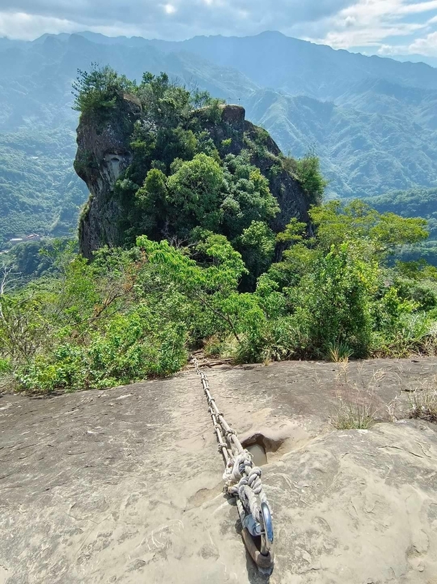 【新北.三峽】五寮尖北部三大岩場之一。克服懼高症最佳挑戰。30公尺峭壁沿路不斷拉繩攀爬+超美稜線