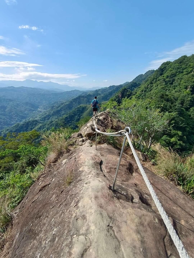【新北.三峽】五寮尖北部三大岩場之一。克服懼高症最佳挑戰。30公尺峭壁沿路不斷拉繩攀爬+超美稜線