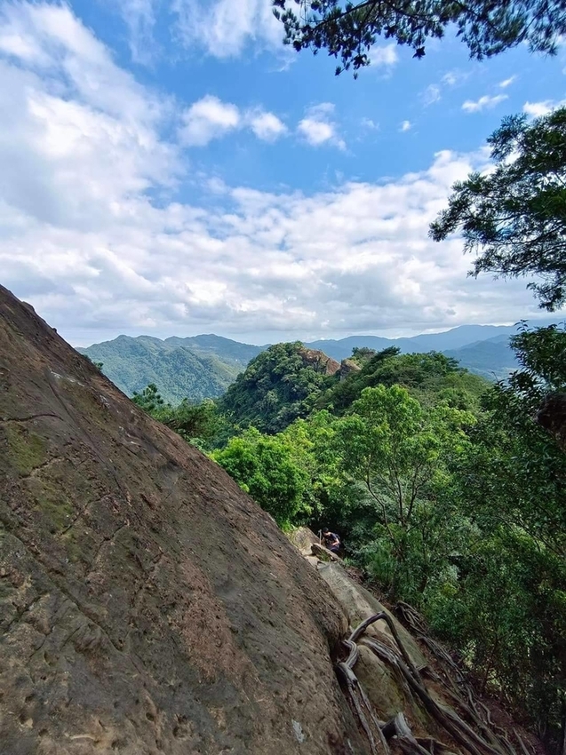 【新北.三峽】五寮尖北部三大岩場之一。克服懼高症最佳挑戰。30公尺峭壁沿路不斷拉繩攀爬+超美稜線