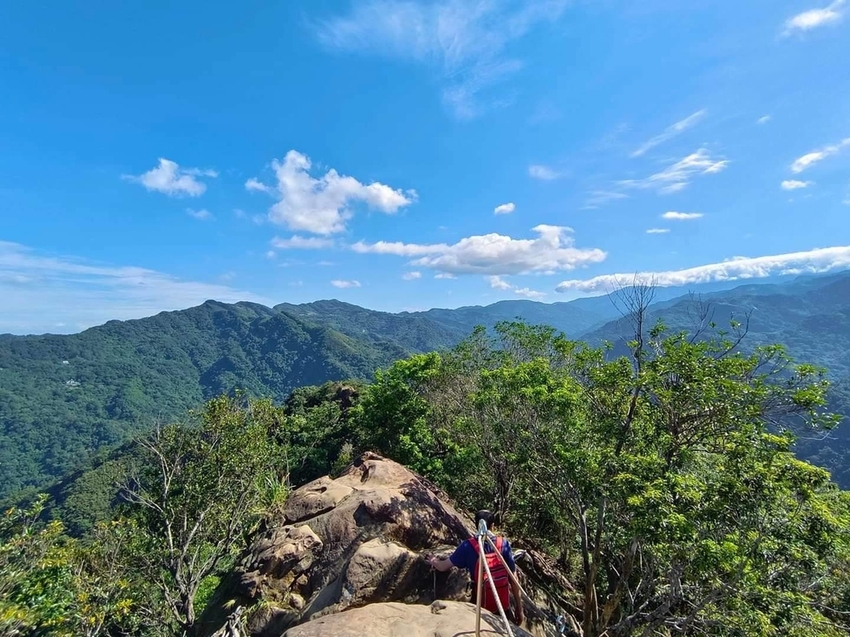 【新北.三峽】五寮尖北部三大岩場之一。克服懼高症最佳挑戰。30公尺峭壁沿路不斷拉繩攀爬+超美稜線