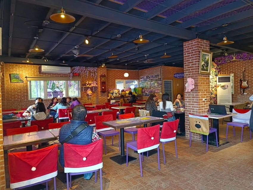 【苗栗.西湖】噢哈娜咖啡屋。夢幻紫色國度紫藤花道+飛天紫傘閨密寫真最佳拍攝地點