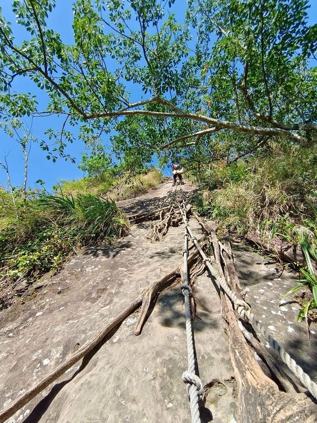 【新北.三峽】五寮尖北部三大岩場之一。克服懼高症最佳挑戰。30公尺峭壁沿路不斷拉繩攀爬+超美稜線