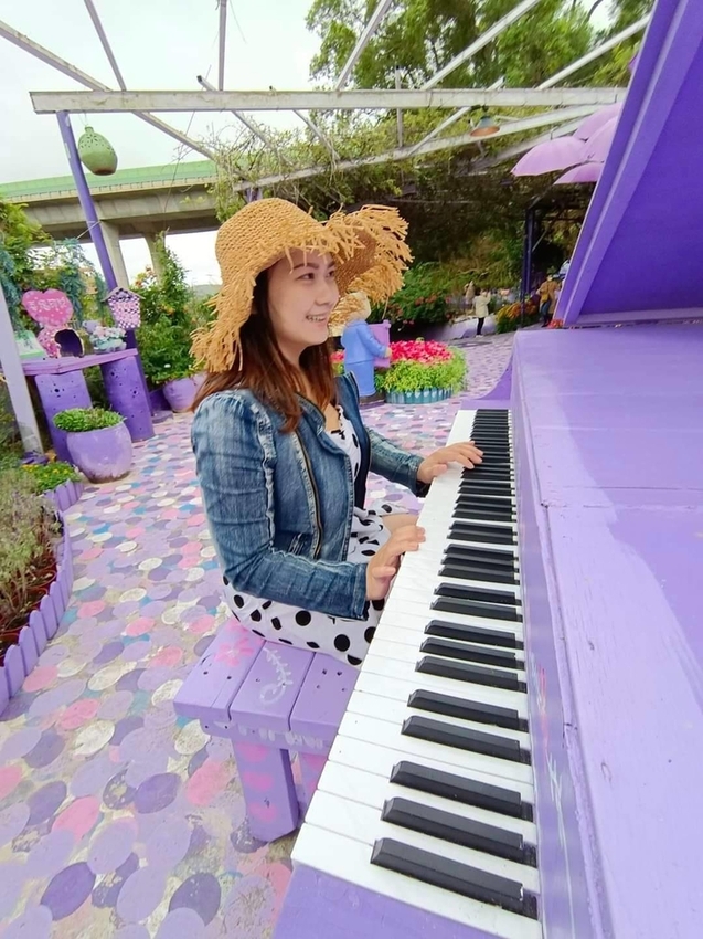 【苗栗.西湖】噢哈娜咖啡屋。夢幻紫色國度紫藤花道+飛天紫傘閨密寫真最佳拍攝地點