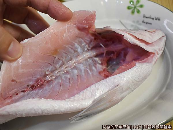 食譜-蒜蓉辣椒蒸鱸魚05-清洗魚腹.JPG