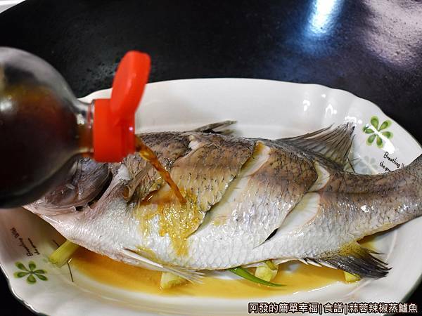食譜-蒜蓉辣椒蒸鱸魚10-倒入魚露.JPG