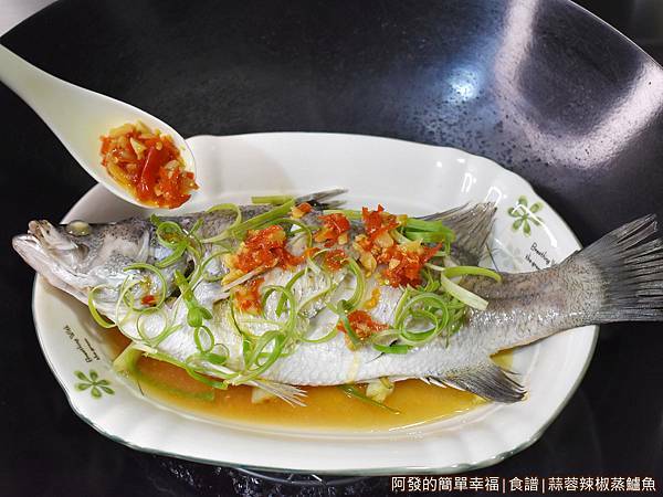 食譜-蒜蓉辣椒蒸鱸魚11-放上蔥絲與蒜蓉辣椒醬.JPG