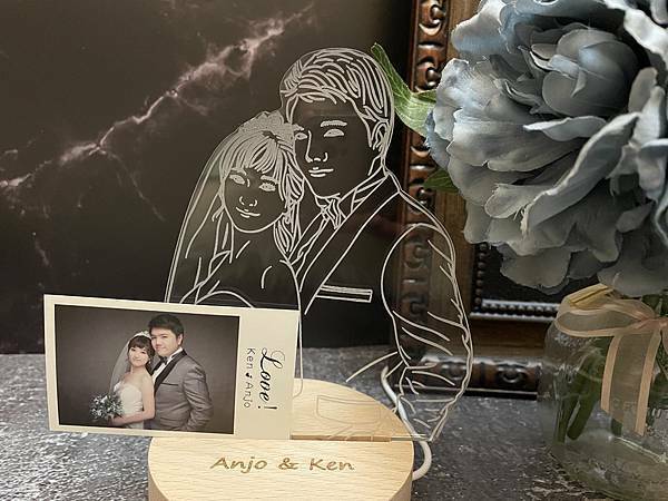 居家生活│情侶客製化禮物:人像線條畫小夜燈│輪廓手繪線稿風格、結婚紀念品禮物、紀念日、聖誕節禮物