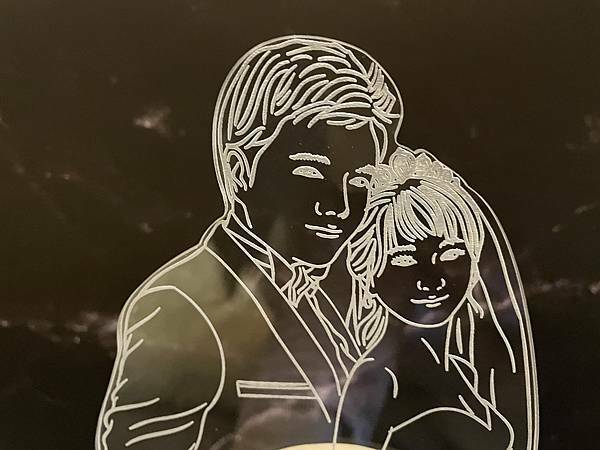 居家生活│情侶客製化禮物:人像線條畫小夜燈│輪廓手繪線稿風格、結婚紀念品禮物、紀念日、聖誕節禮物