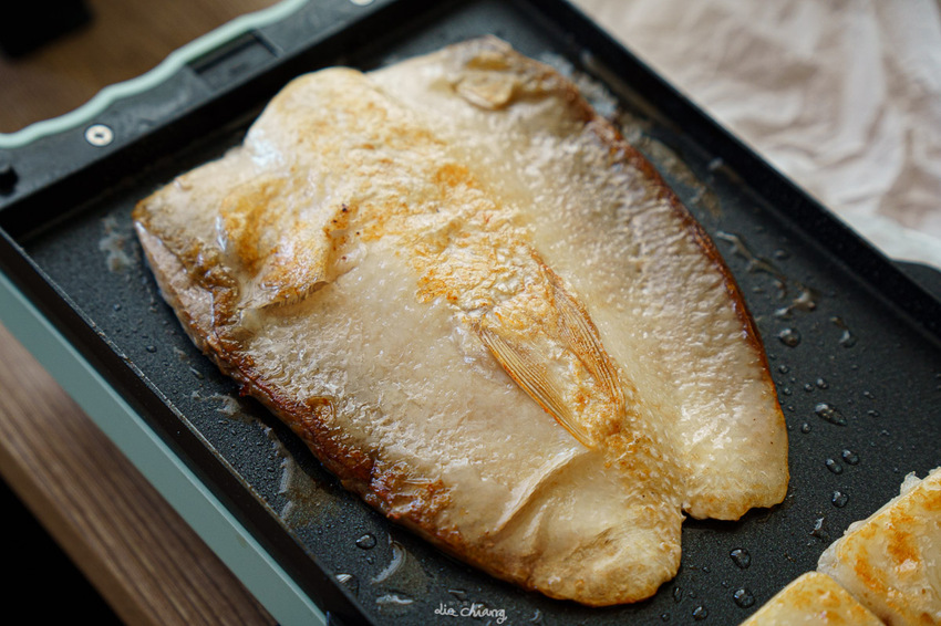 NICONICO 多功能料理點⼼機推薦,烤鬆餅、煎蘿蔔糕、香腸都超適合,外觀馬卡龍色超美~