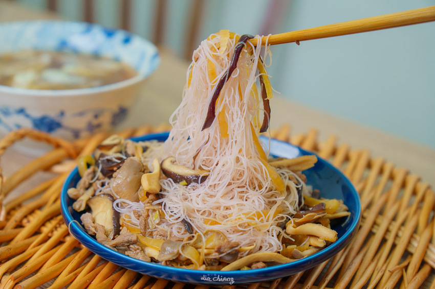 『詹麵、詹粉開箱』簡易料理救星,姆士流紅蔥豬油湯炊粉煮一分鐘就OK!主廚詹姆士推出快速上桌美食,宵夜、忙碌族群的優選美食,還能吃出豐富變化,一次幫你詳細介紹。