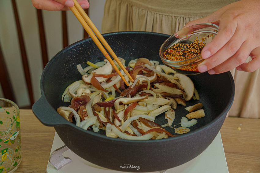 『詹麵、詹粉開箱』簡易料理救星,姆士流紅蔥豬油湯炊粉煮一分鐘就OK!主廚詹姆士推出快速上桌美食,宵夜、忙碌族群的優選美食,還能吃出豐富變化,一次幫你詳細介紹。