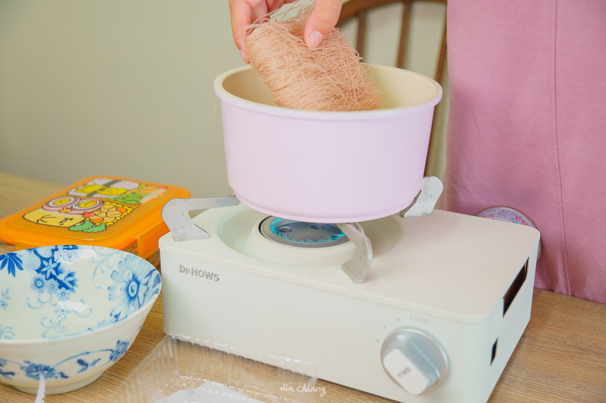 『詹麵、詹粉開箱』簡易料理救星,姆士流紅蔥豬油湯炊粉煮一分鐘就OK!主廚詹姆士推出快速上桌美食,宵夜、忙碌族群的優選美食,還能吃出豐富變化,一次幫你詳細介紹。
