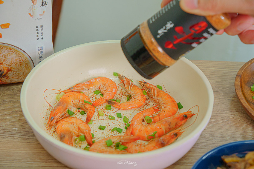 『詹麵、詹粉開箱』簡易料理救星,姆士流紅蔥豬油湯炊粉煮一分鐘就OK!主廚詹姆士推出快速上桌美食,宵夜、忙碌族群的優選美食,還能吃出豐富變化,一次幫你詳細介紹。