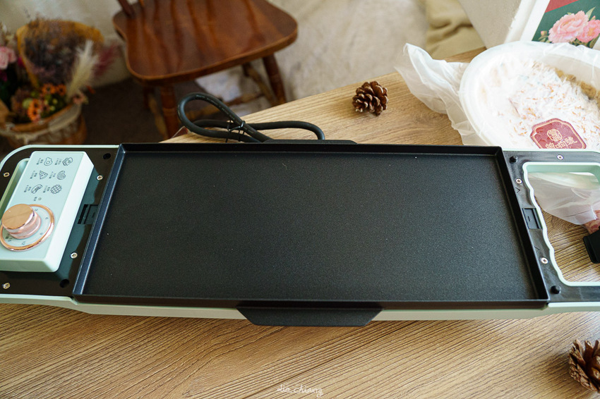 NICONICO 多功能料理點⼼機推薦,烤鬆餅、煎蘿蔔糕、香腸都超適合,外觀馬卡龍色超美~