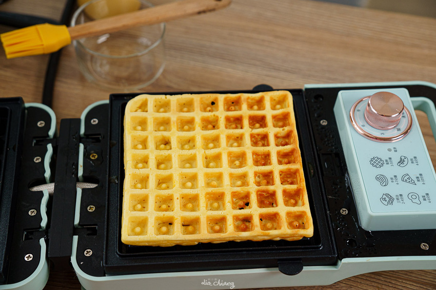 NICONICO 多功能料理點⼼機推薦,烤鬆餅、煎蘿蔔糕、香腸都超適合,外觀馬卡龍色超美~